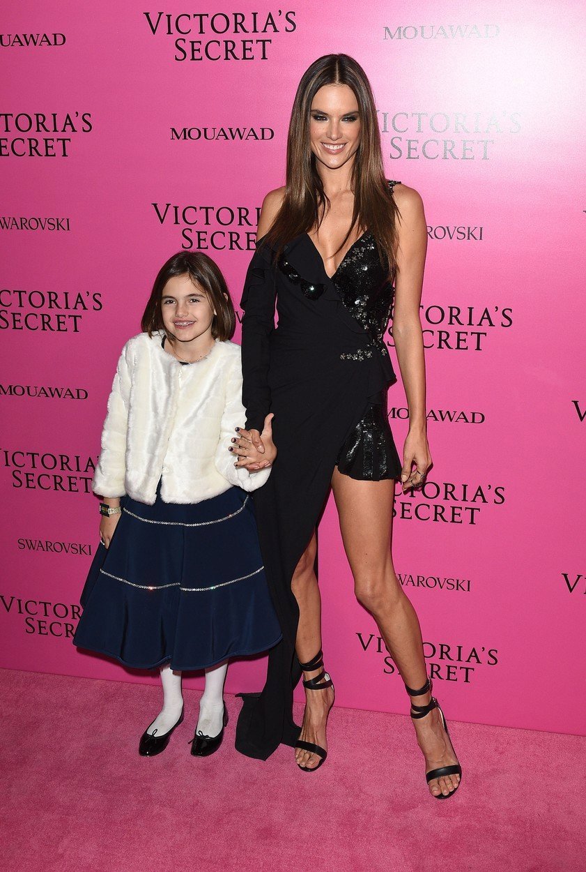 Alessandra Ambrosio se zřejmě s přehlídkami Victoria´s Secret loučí. Na poslední večírek vzala i svou dceru Anju!