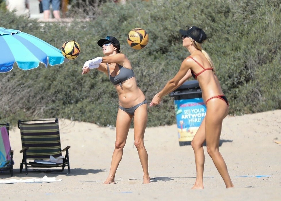Se sexy kamarádkou si zahrála plážový volejbal.