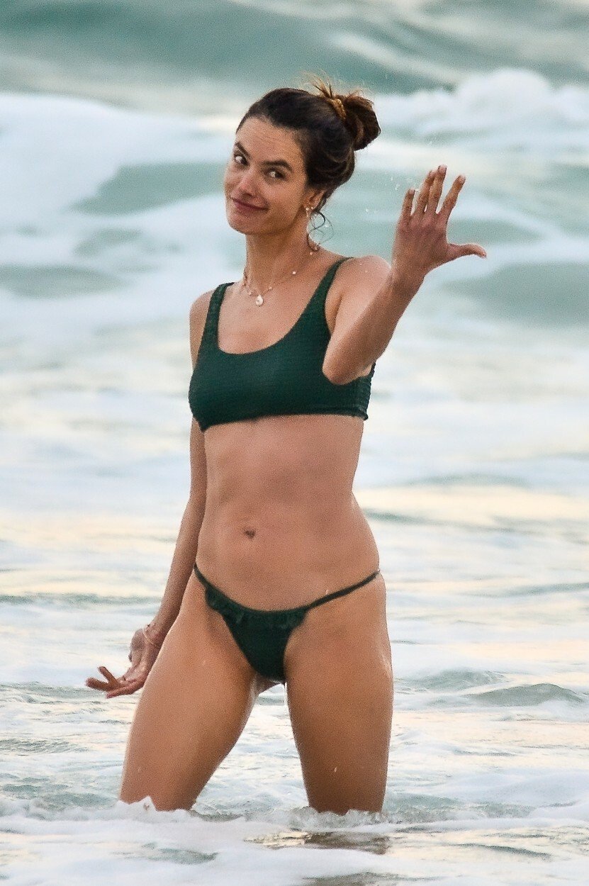 Alessandra Ambrosio si v Brazílii užívala na pláži.