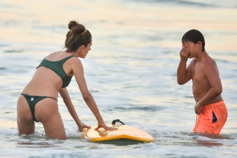 Alessandra Ambrosio si v Brazílii užívala na pláži.