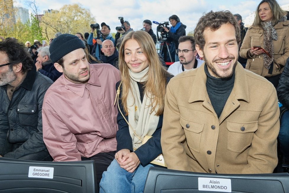 Zleva: Alessandro Belmondo, Stella Belmondo a Victor Belmondo. Nejmladší dceru Jean-Paula Belmonda doprovodili jeho dva vnuci.