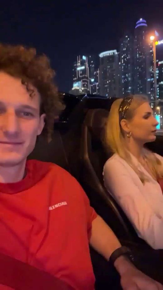 Alex Král se svou Markétou se po Dubaji proháněli v luxusním fáru. Alex Král se svou Markétou se po Dubaji proháněli v luxusním fáru.
