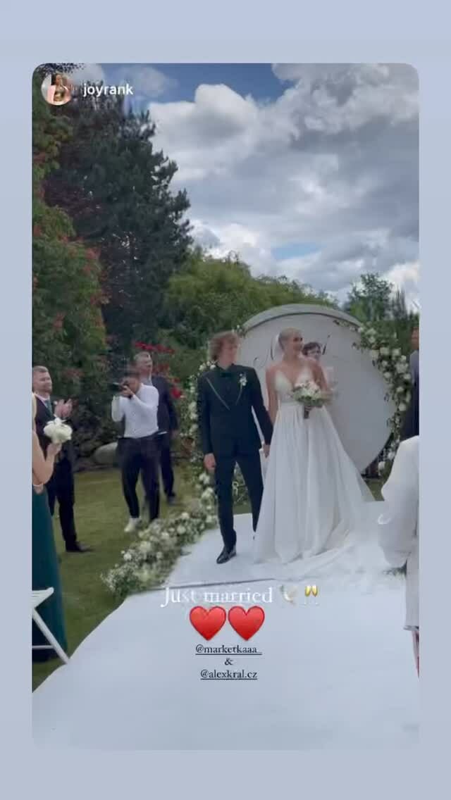 Střípky ze svatebního dne se na instagramovém profilu pochlubila sama nevěsta