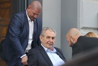 Vynášel informace k Zemanovi na Hrad: Důstojník u BIS končí, soud potvrdil odebrání prověrky
