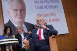 Prezident Miloš Zeman odpovídal v sobotu na otázky novinářů už v sedě