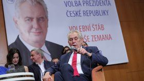 Prezident Miloš Zeman odpovídal v sobotu na otázky novinářů už v sedě