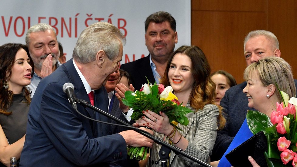 Miloš Zeman ve svém volebním štábu oslavil vítězství nad Jiřím Drahošem.