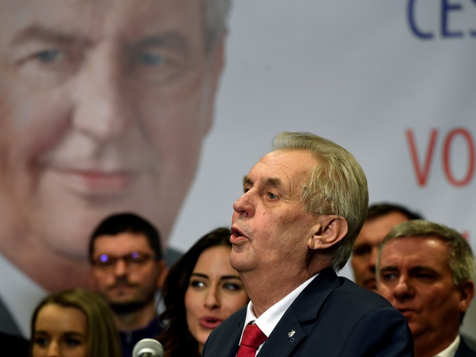 Miloš Zeman ve svém volebním štábu oslavil vítězství nad Jiřím Drahošem.