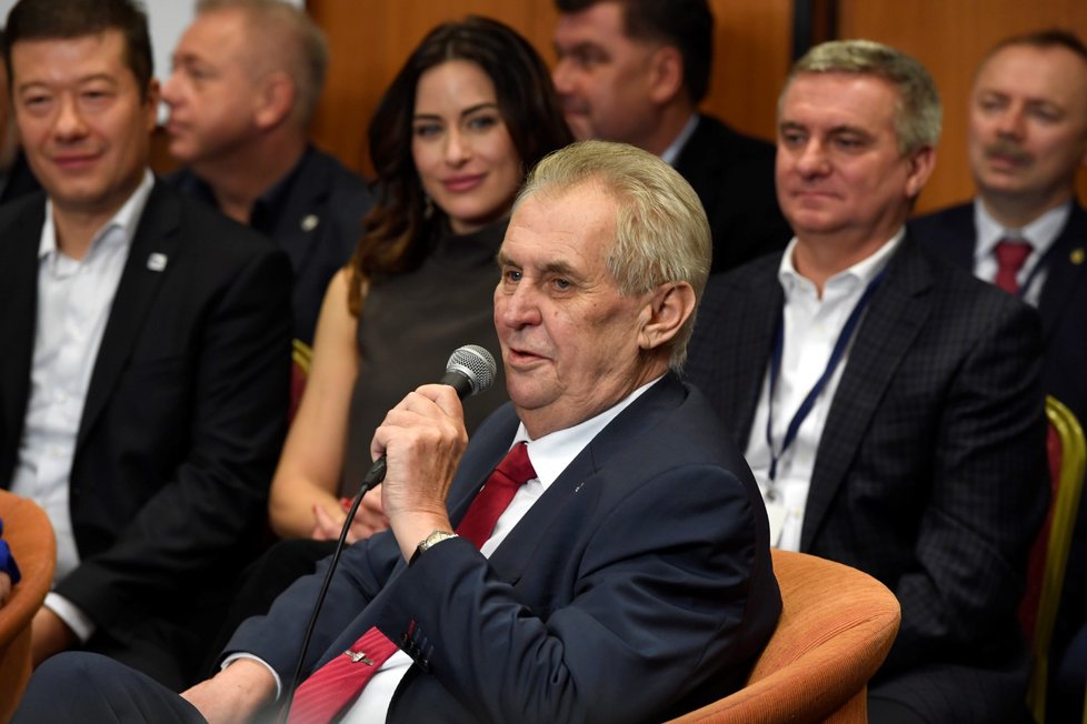 „Zeman zemi pět let mentálně vedl na Východ“.