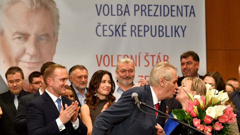 Miloš Zeman ve svém volebním štábu oslavil vítězství nad Jiřím Drahošem.