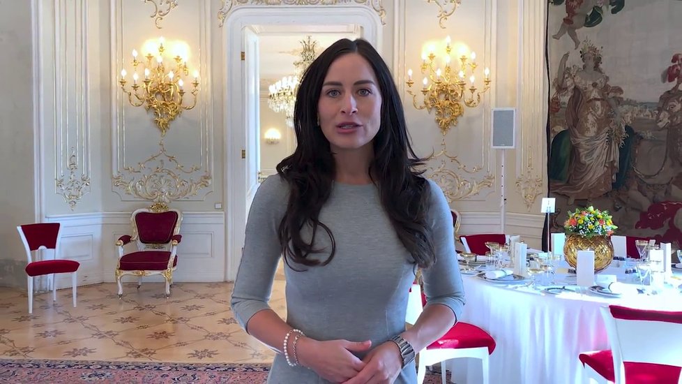 Alex Mynářová provádí diváky nového YouTube kanálu Kanceláře prezidenta republiky.