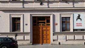 Dům v pražských Holešovicích, kde manželka hradního kancléře Alex Mynářová vlastní byt.