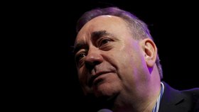 Exšéf skotských nacionalistů Alex Salmond byl nařčen ze sexuálního obtěžování.