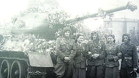 Alexander Beer u svého tanku v Ostravě (první vlevo)