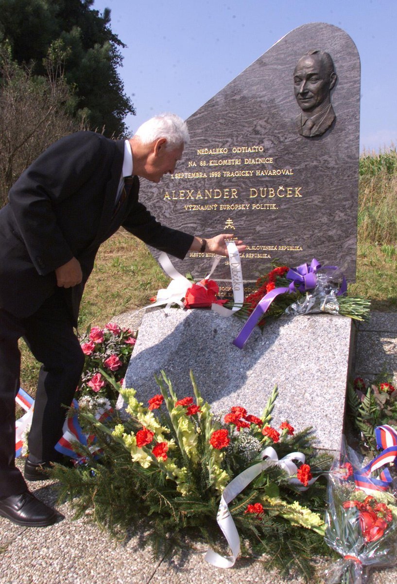 U Humpolce v příkrém kopci je pomníček připomínající Dubčekovu nehodu a smrt.