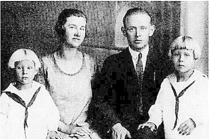 S rodiči a bratrem Júliem, který byl zabit během SNP.