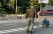Vyšetřovatelé na místě exploze. Auto s dcerou Putinova ideologa Alexandera Dugina vyletělo do povětří a začalo hořet.