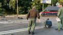 Vyšetřovatelé na místě exploze. Auto s dcerou Putinova ideologa Alexandera Dugina vyletělo do povětří a začalo hořet. Vyšetřovatelé na místě exploze. Auto s dcerou Putinova ideologa Alexandera Dugina vyletělo do povětří a začalo hořet.