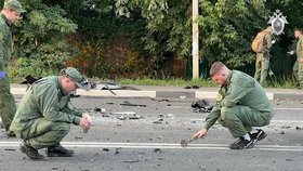 Vyšetřovatelé na místě exploze. Auto s dcerou Putinova ideologa Alexandera Dugina vyletělo do povětří a začalo hořet.