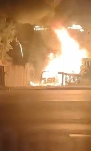 Záběry hořícího auta jen pár okamžiků po výbuchu