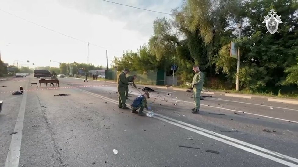 Vyšetřovatelé na místě exploze. Auto s dcerou Putinova ideologa Alexandera Dugina vyletělo do povětří a začalo hořet.