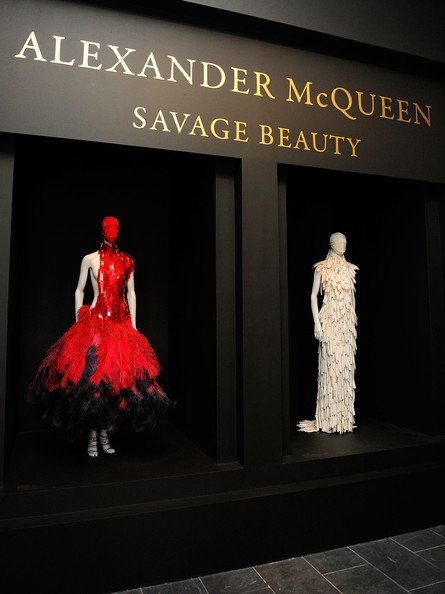 Výstava s názvem Savage Beauty ukázala lidem jedinečné dílo Alexandra McQuenna