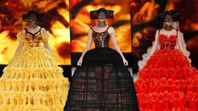 Alexander McQueen představil v Paříži na Fashionweeku svou kolekci na jaro 2013