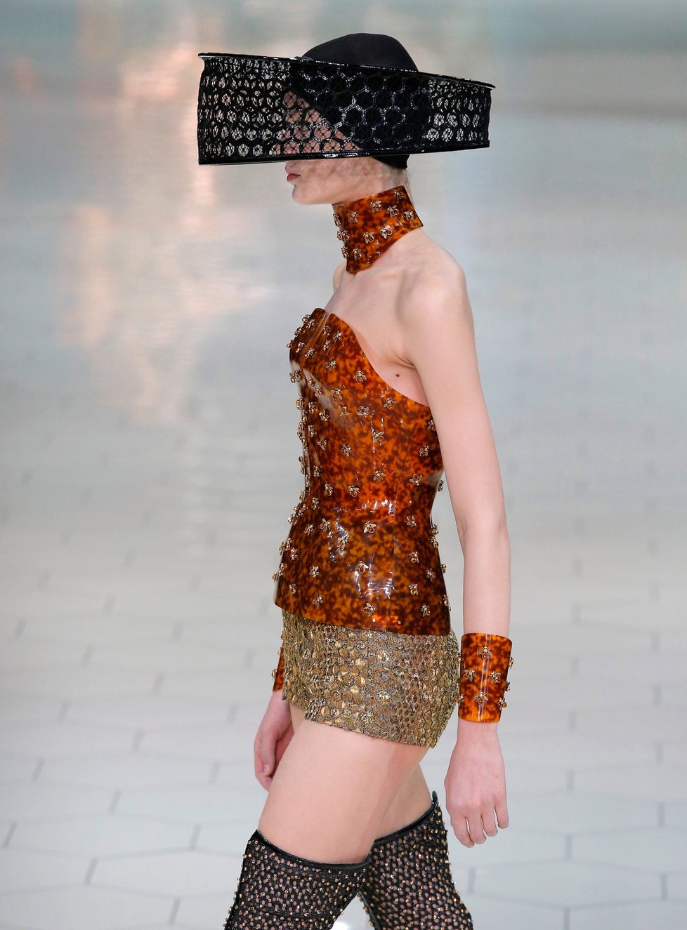 Alexander McQueen představil v Paříži na Fashionweeku svou kolekci na jaro 2013