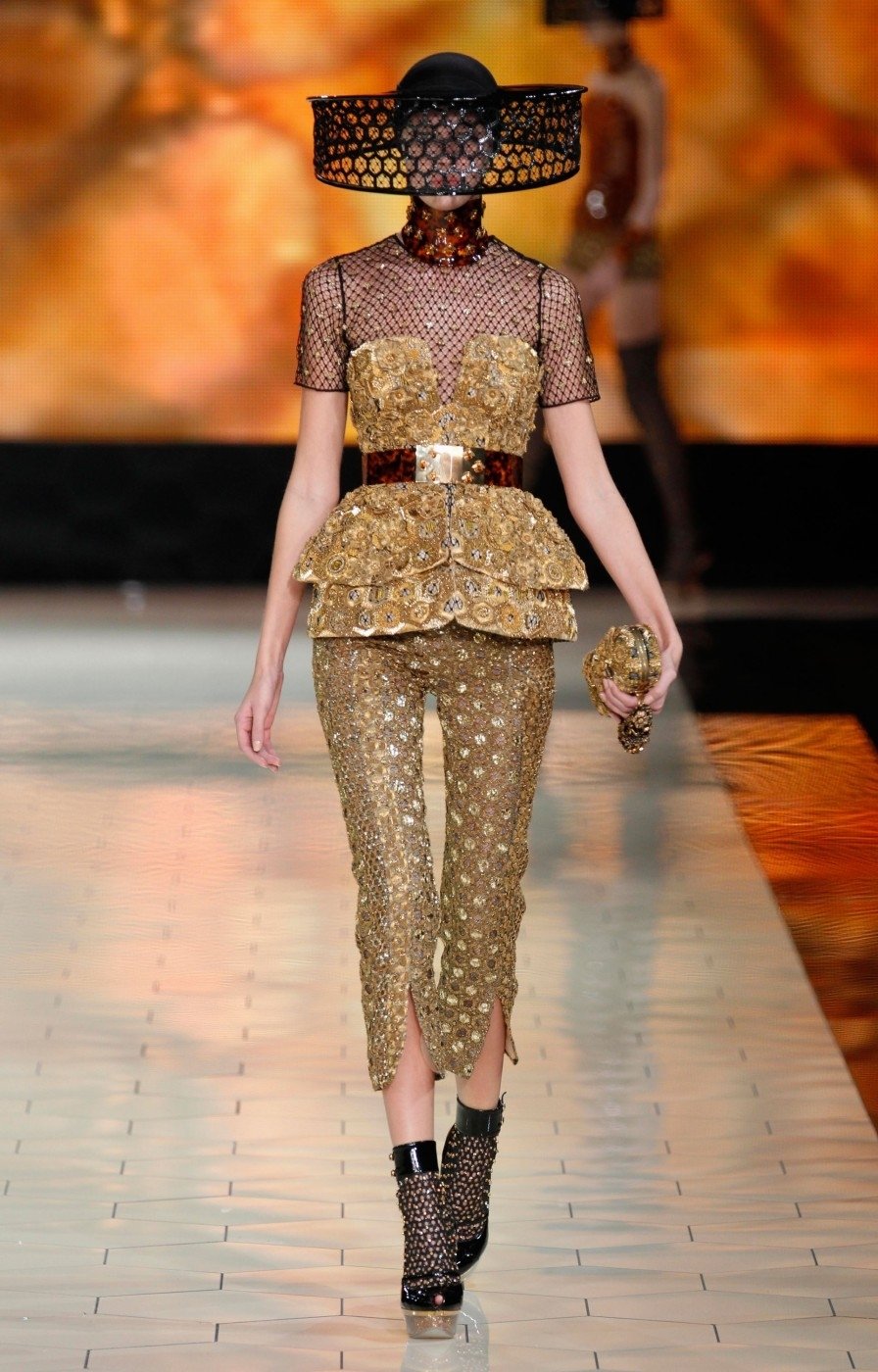 Alexander McQueen představil v Paříži na Fashionweeku svou kolekci na jaro 2013