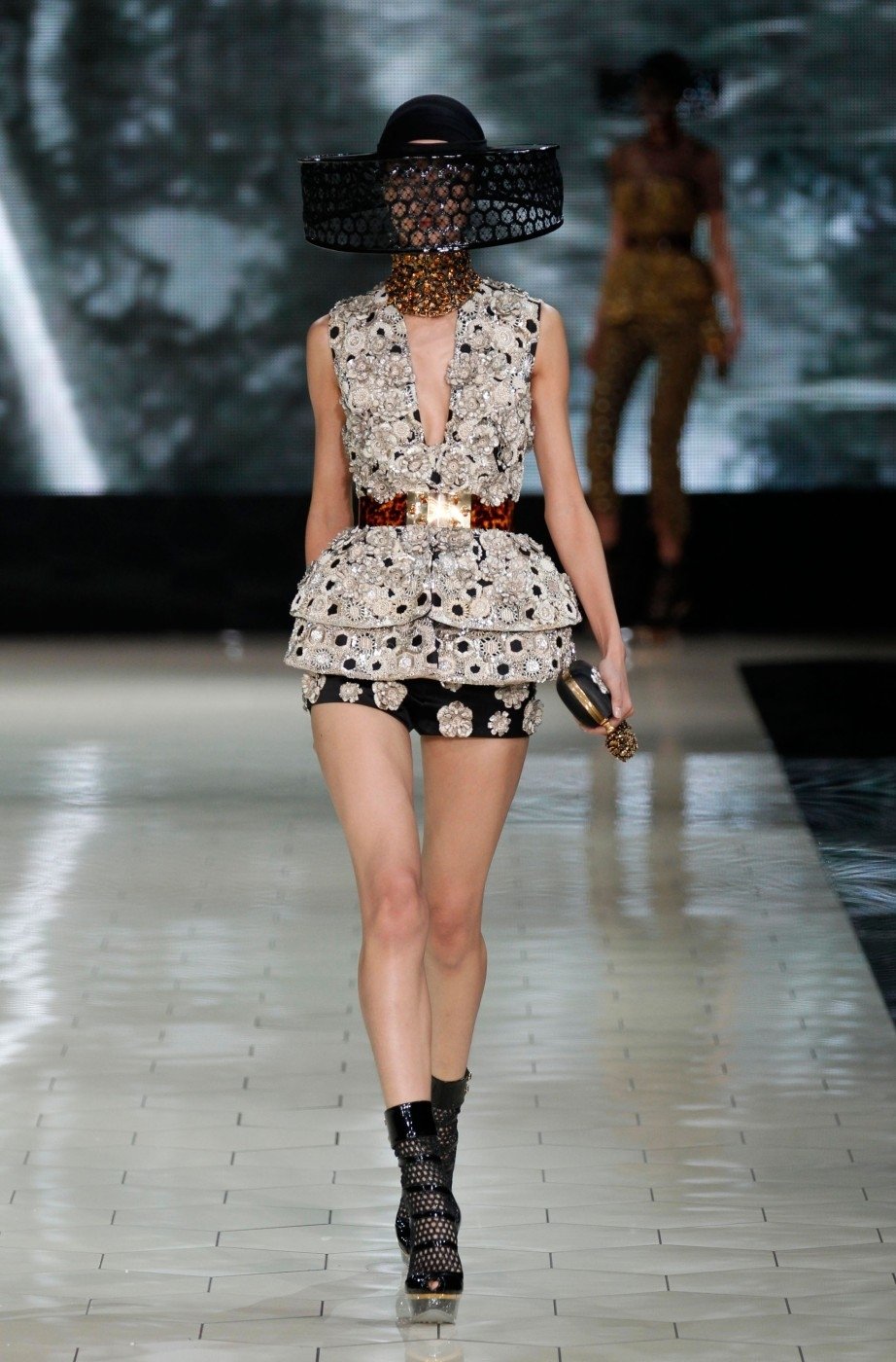 Alexander McQueen představil v Paříži na Fashionweeku svou kolekci na jaro 2013