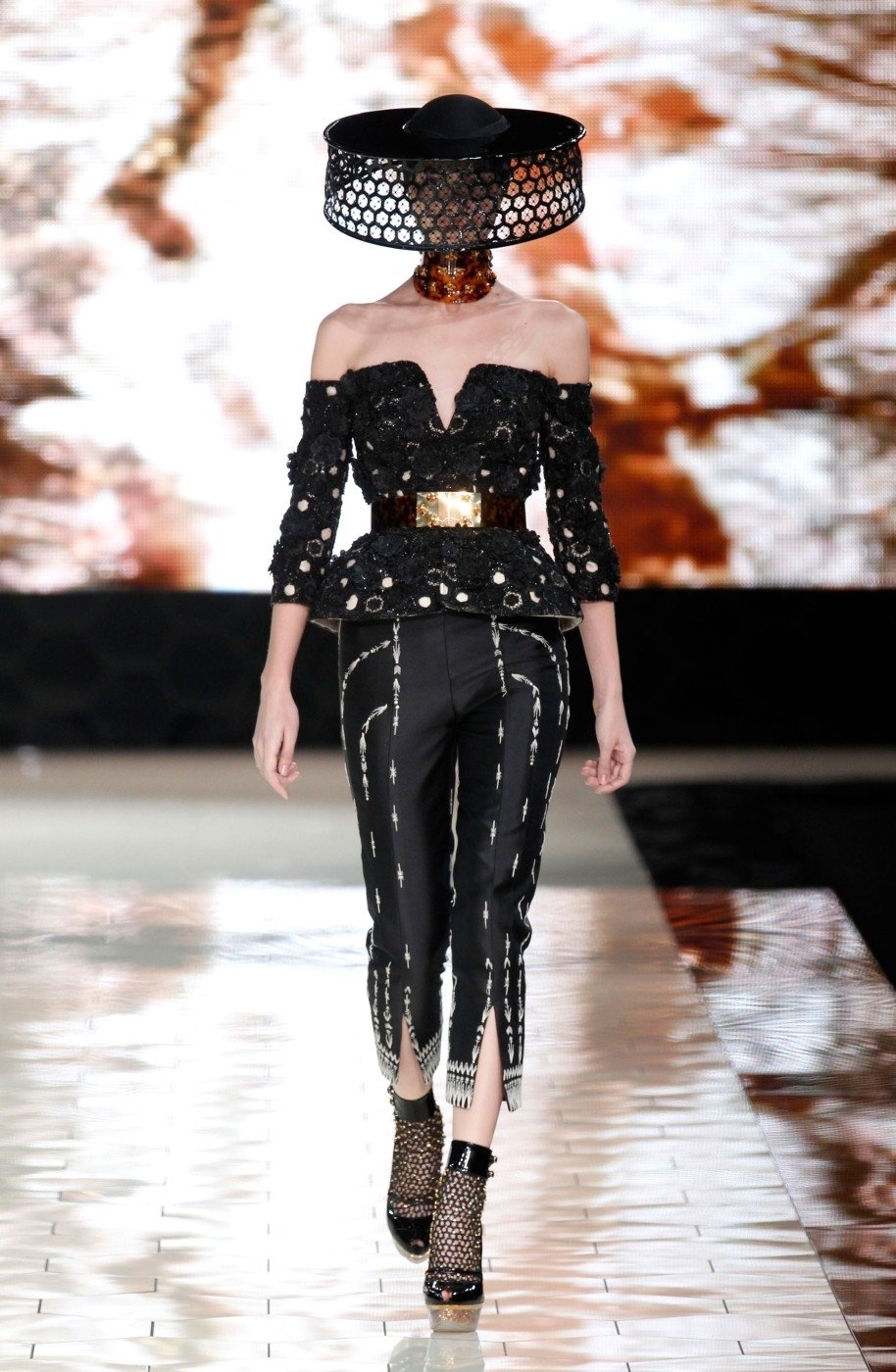 Alexander McQueen představil v Paříži na Fashionweeku svou kolekci na jaro 2013
