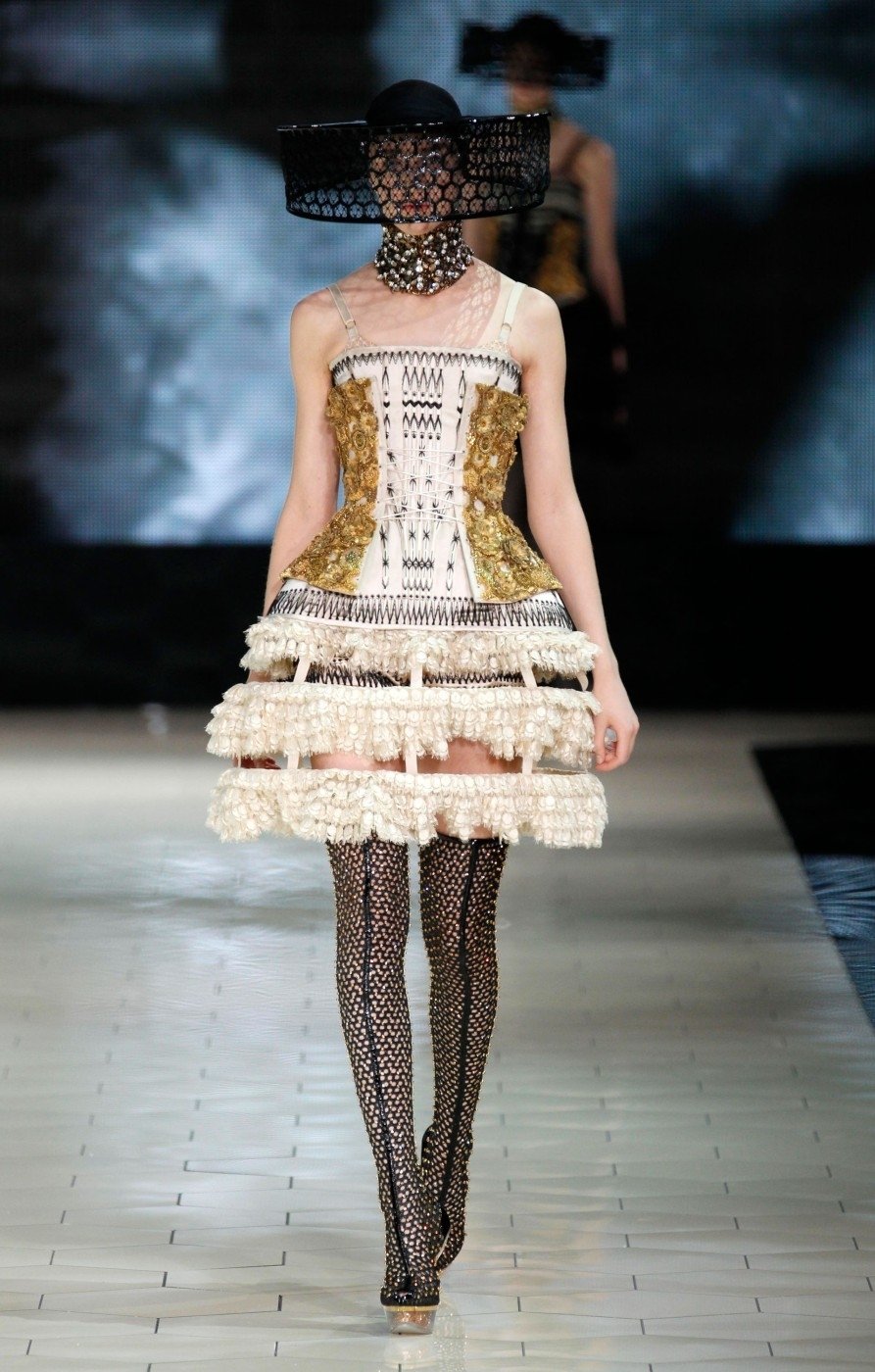 Alexander McQueen představil v Paříži na Fashionweeku svou kolekci na jaro 2013