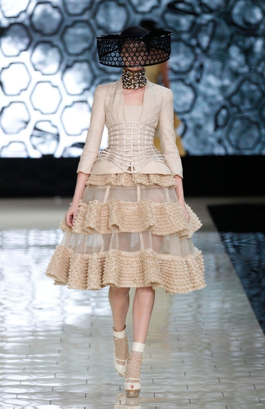 Alexander McQueen představil v Paříži na Fashionweeku svou kolekci na jaro 2013