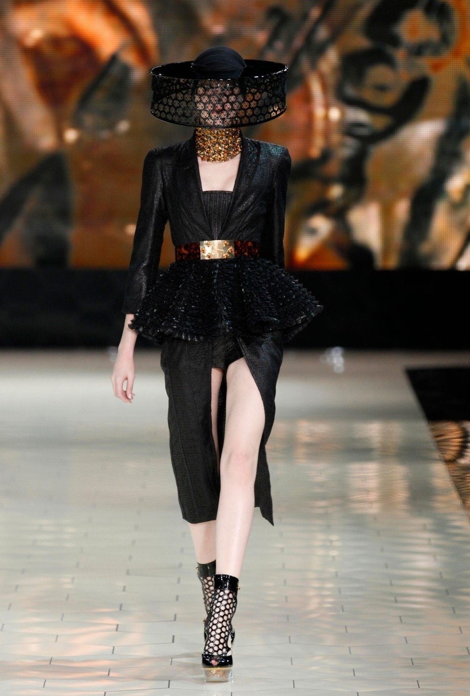 Alexander McQueen představil v Paříži na Fashionweeku svou kolekci na jaro 2013