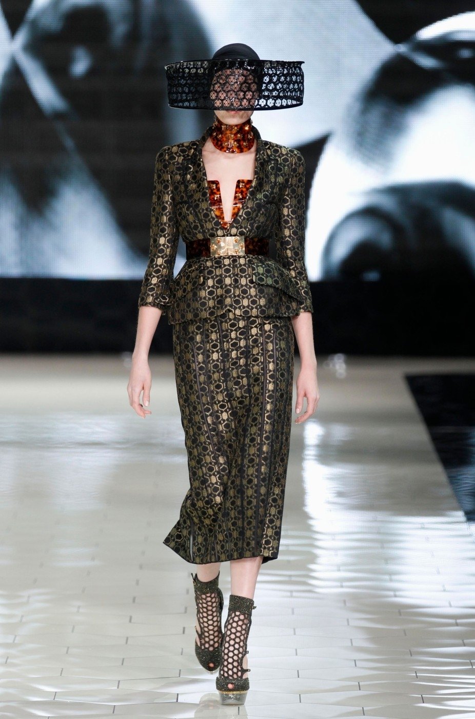 Alexander McQueen představil v Paříži na Fashionweeku svou kolekci na jaro 2013