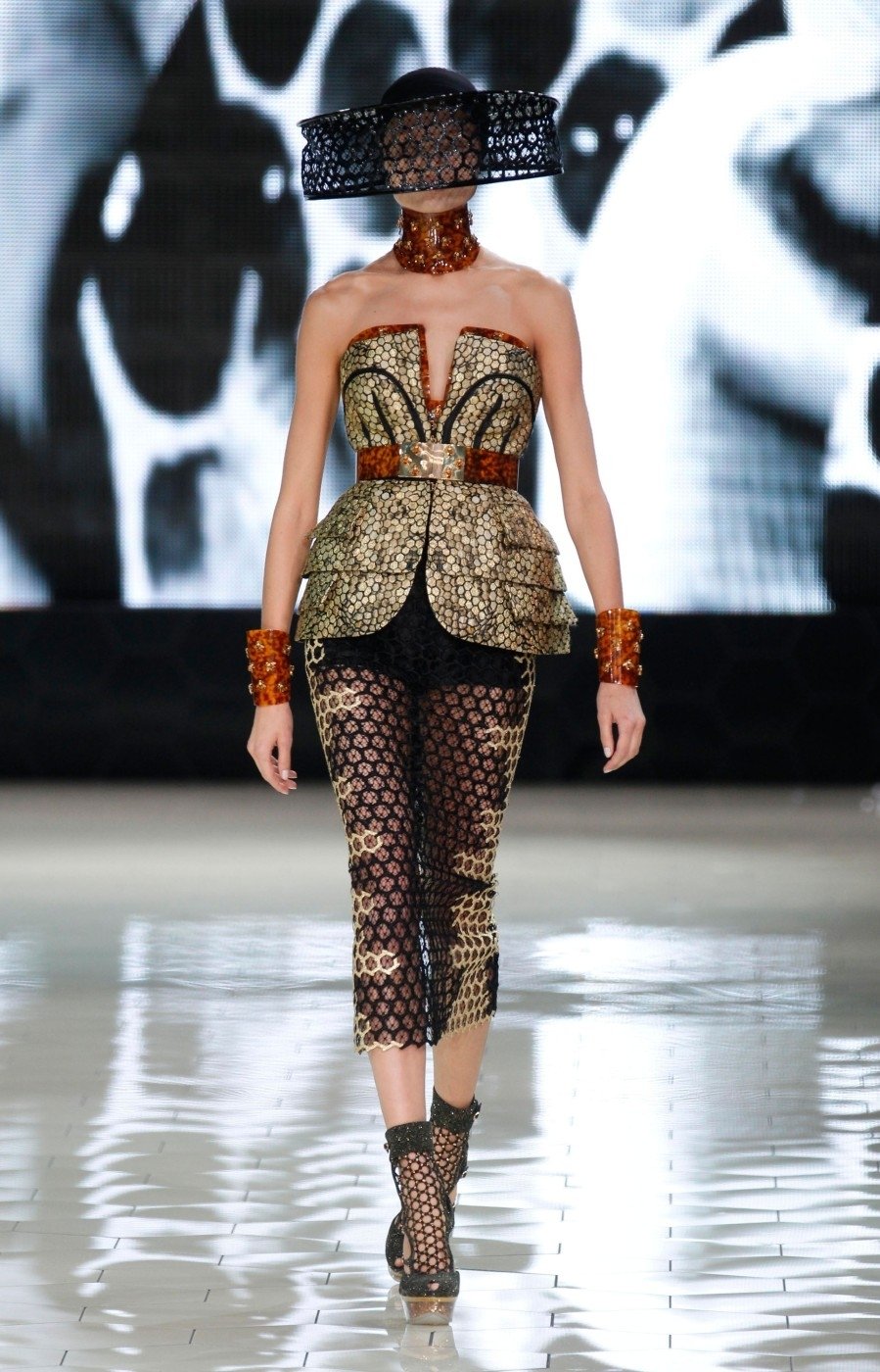 Alexander McQueen představil v Paříži na Fashionweeku svou kolekci na jaro 2013