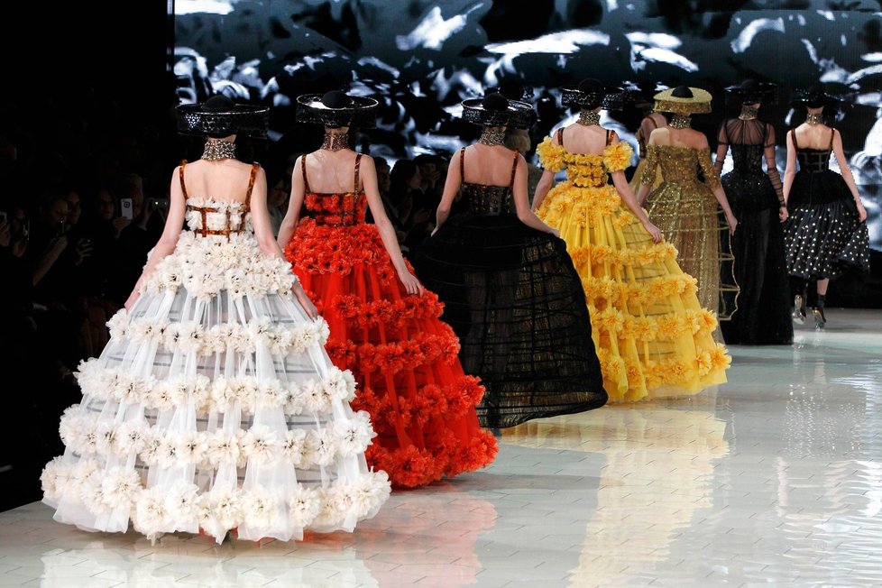 Alexander McQueen představil v Paříži na Fashionweeku svou kolekci na jaro 2013