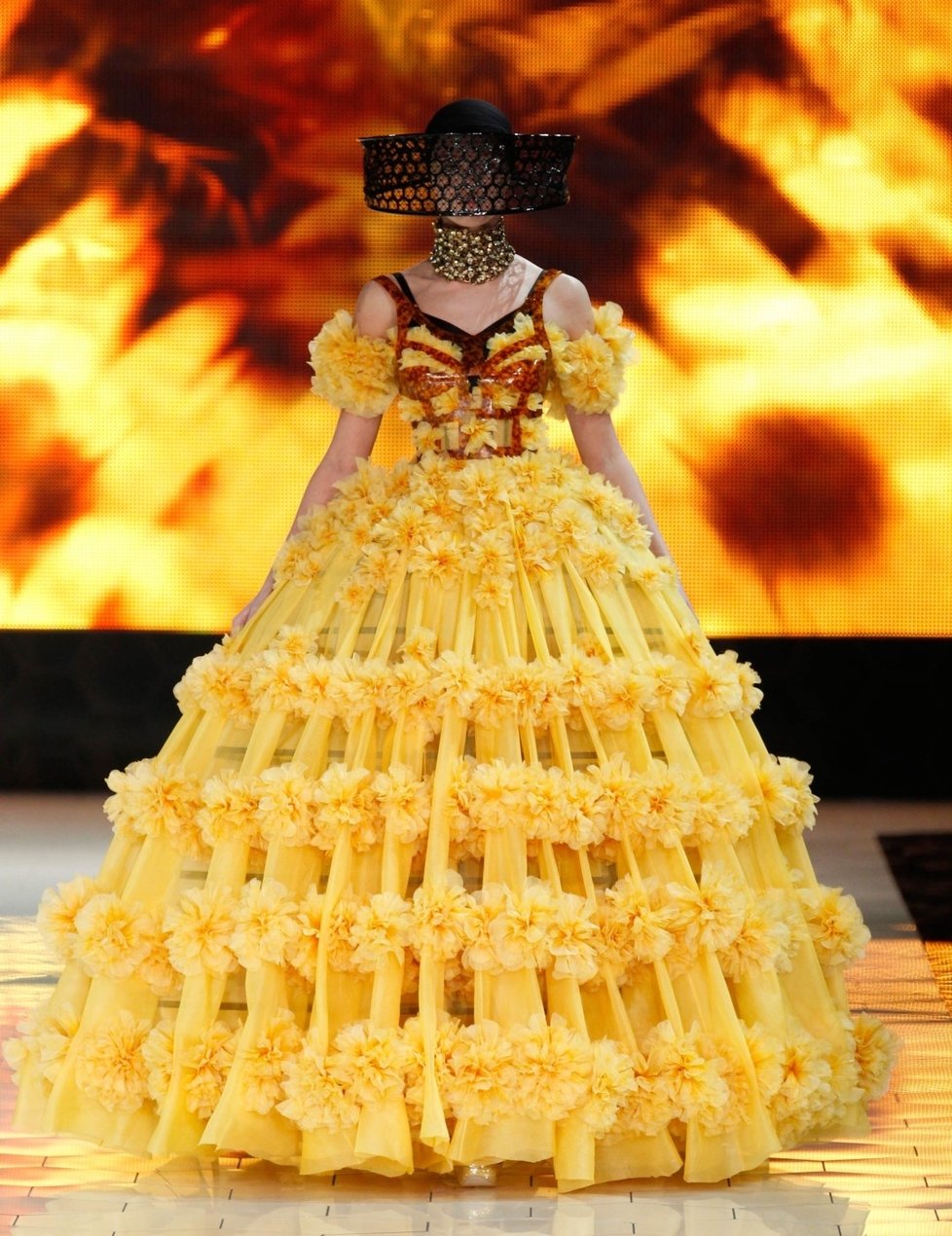 Alexander McQueen představil v Paříži na Fashionweeku svou kolekci na jaro 2013