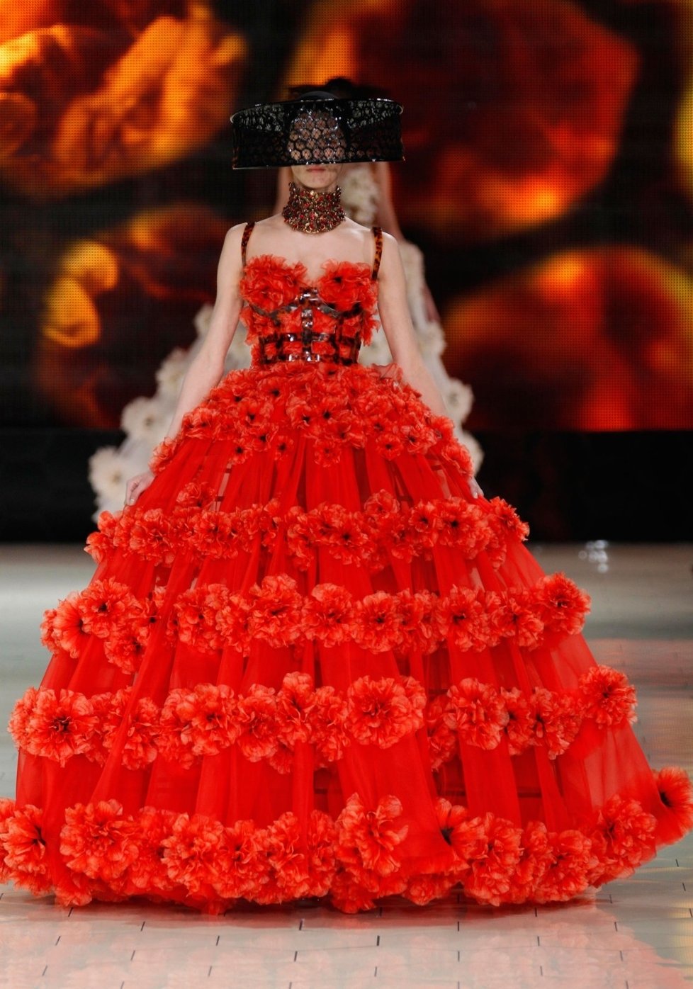 Alexander McQueen představil v Paříži na Fashionweeku svou kolekci na jaro 2013