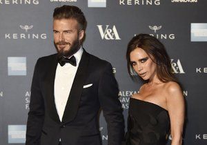 Módní návrhářka Victoria Beckham s manželem Davidem Beckhamem