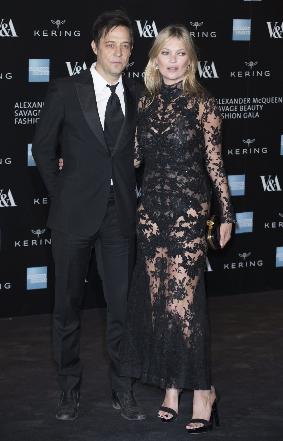 Kate Moss předvedla luxusní postavu v průsvitných šatech.