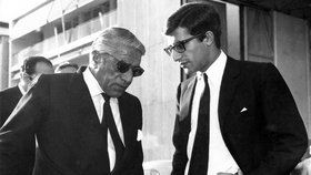 Jak umírali: Mladého Onassise chtěl otec po tragické smrti zamrazit. Pak nabízel milion za důkazy, že za nehodu mohla CIA