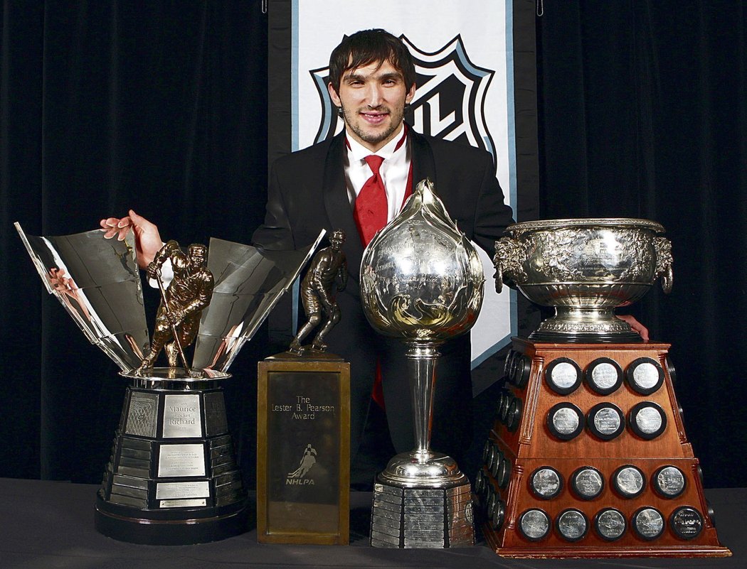 Ruský útočník NHL získal prestižní Hartovu trofej i cenu Lestera B. Pearsona