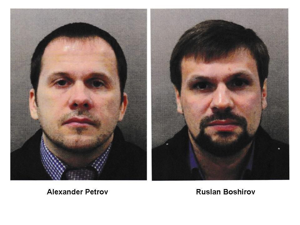 Londýn za pachatele útoku na Skripalovy označil údajné agenty ruské vojenské rozvědky Alexandra Petrova a Ruslana Boširova.