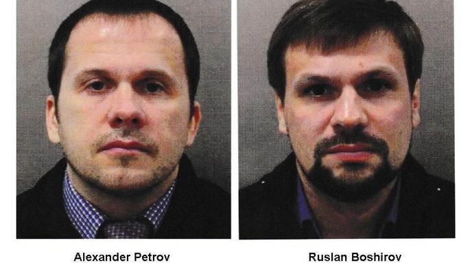 Dvojici Rusů Alexander Petrov a Ruslan Boršilov viní Britové z útoku novičokem. Nyní je hledá i česká policie