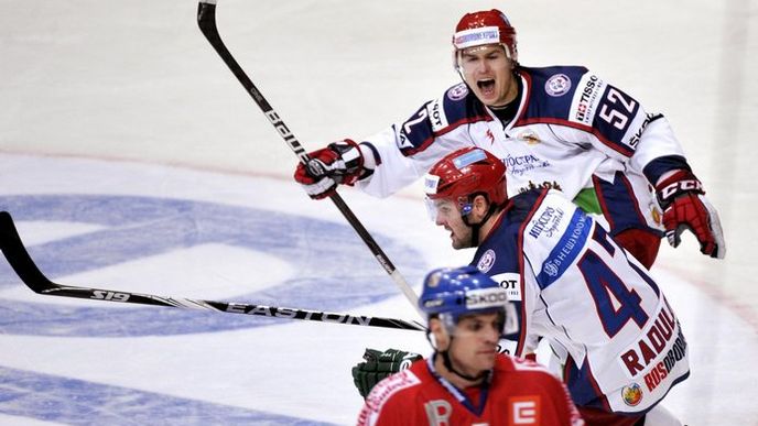 Alexander Radulov (uprostřed) se raduje z gólu v české brance.