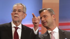 Alexander Van Der Bellen (vlevo), prezidentský kandidát rakouských Zelených, s Norbertem Hoferem (vpravo), kandidátem Svobodných. První kolo jasně vyhrál Hofer, ve druhém ho Van der Bellen těsně porazil. Jejich souboj se ale bude opakovat.