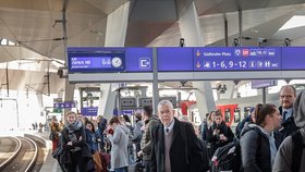 Rakouský prezident Alexander van der Bellen čeká na vídeňském hlavním nádraží na vlak.