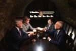 Rakouský prezident Van der Bellen v Praze: S Petrem Pavlem a manželkami v restauraci na Malé Straně (2.3.2023)