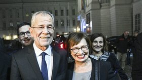 Vítěz rakouských prezidentských voleb Alexander Van der Bellen s manželkou Doris Schmidauerovou